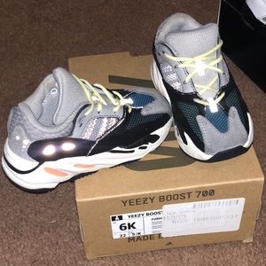 Toddler yeezy 700 size 6